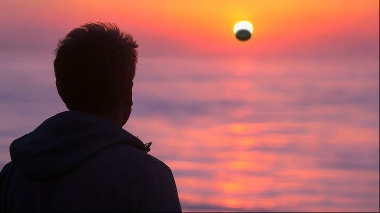 Doble amanecer, uno de los fenómenos astronómicos más espectaculares. (Foto: Grok)