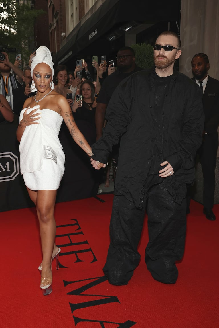 Doja Cat y su look rrecién salida de la ducha (Foto: CJ Rivera/Invision/AP))