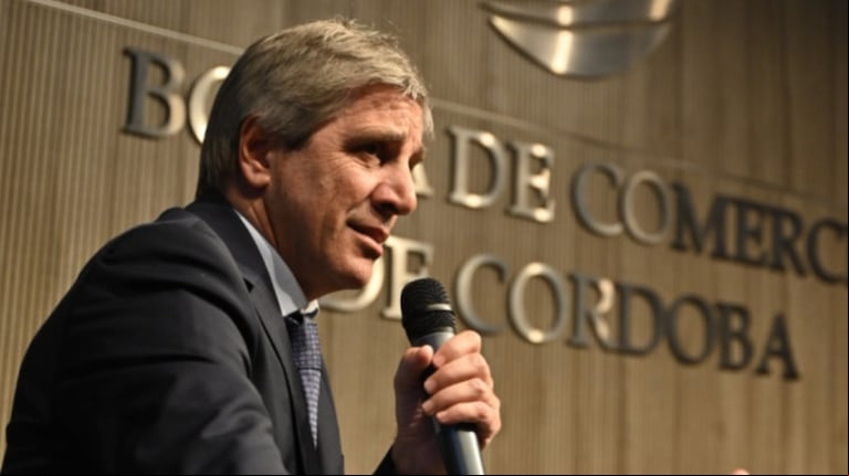 Dólares "del colchón": Luis Caputo anticipó que la próxima fase del plan será impulsar la baja de dos impuestos clave. (Foto: Ministerio de Economía)