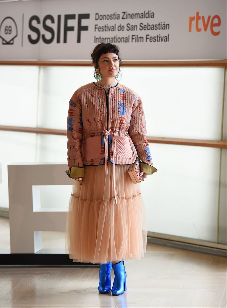 Dolores Fonzi combinó texturas y colores en su paso por San Sebastián. (Foto: AFP)