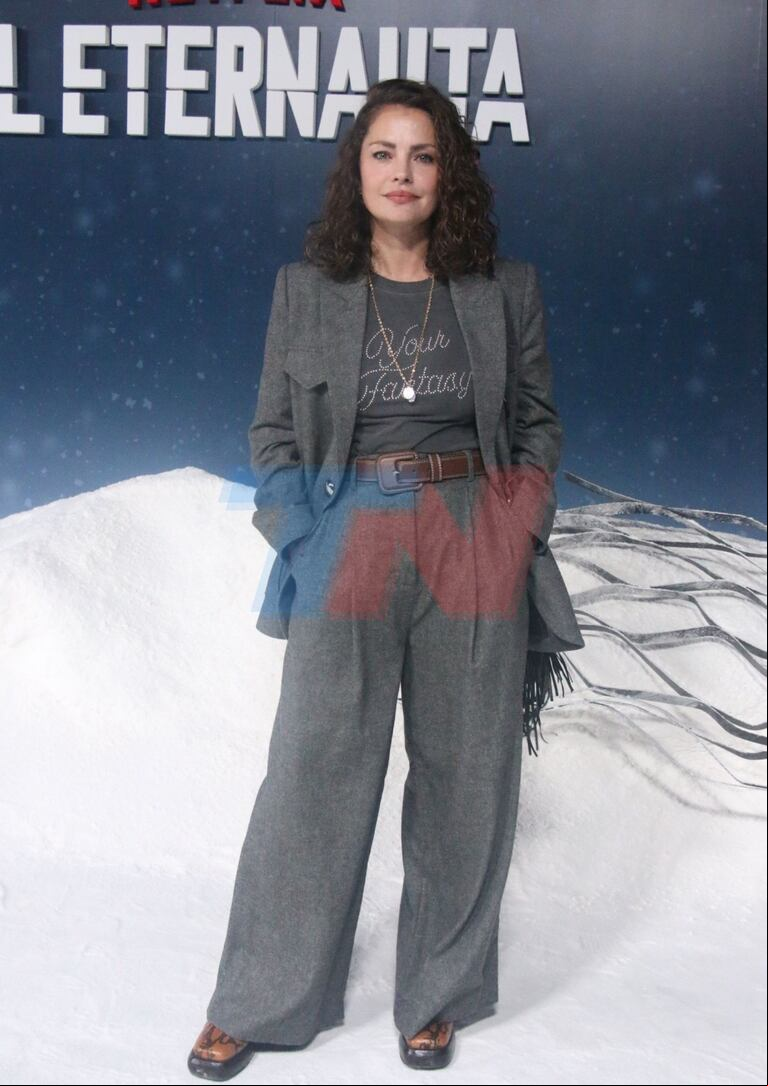 Dolores Fonzi en traje pantalón y complementos marrones. (Foto: Movilpress)