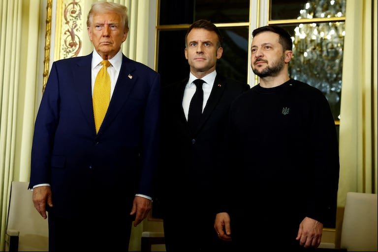 Donald Trump, Emmanuel Macron y Volodímir Zelenksi en una reunión previa a la reapertura de la catedral de Notre Dame. (Foto: Reuters/Piroschka van de Wouw)