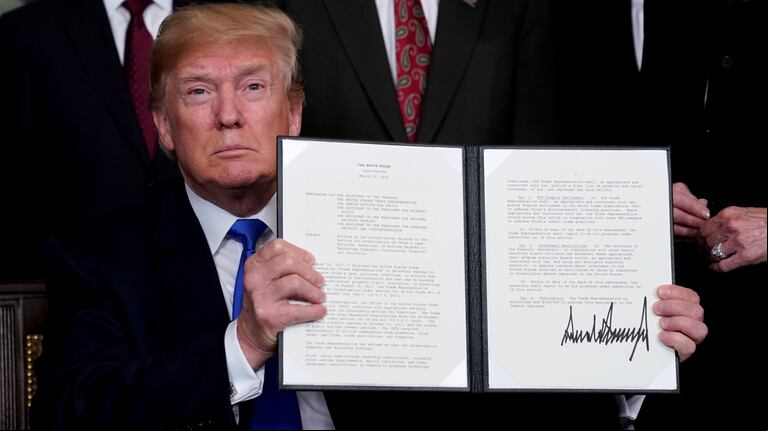Donald Trump firmó la orden para llenar de aranceles a los productos chinos, pero exceptuó a la Argentina.