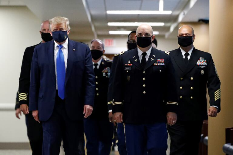 Donald Trump se mostró usando un barbijo y rodeado de militares. (Foto: AP/Patrick Semansky)
