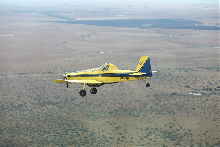 Dos aviones hidrantes trabajan intensamente desde el aire para combatir las llamas y contener el avance del fuego en Corrientes. (Foto: X Gobierno de Corrientes).