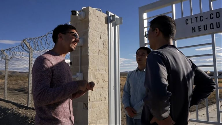 Dos ciudadanos chinos se acercaron a la puerta del predio y confirmaron que allí no viven argentinos. (Foto: captura TN)