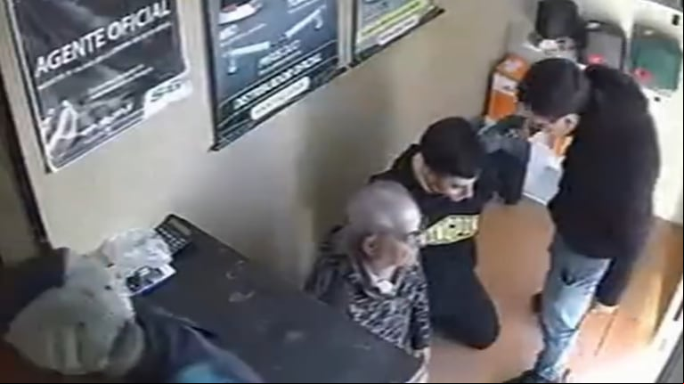 Dos delincuentes armados asaltaron un comercio en Merlo, encañonaron a un padre y a su hijo y los amenazaron con frases como “tengo ganas de matar”. (Foto: captura de video de X/@SMnoticias). Imágenes sensibles. 