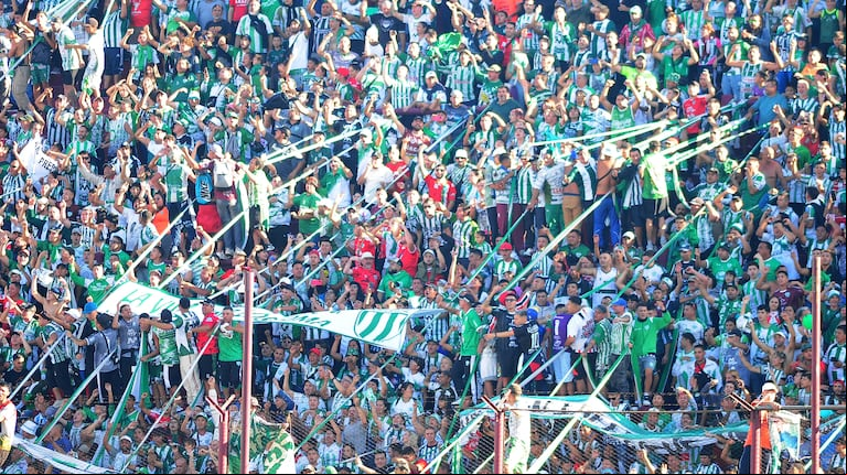 Dos facciones de la barra de Laferrere se enfrentaron a los tiros antes de un partido (Foto: Fotobaires).