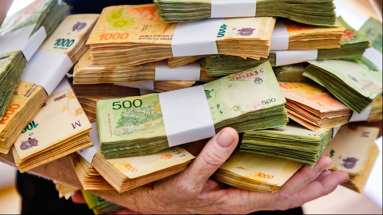 Dos jóvenes encontraron un maletín con $18 millones, lo devolvieron y recibieron un agradecimiento insólito. (Foto: MetaAI)