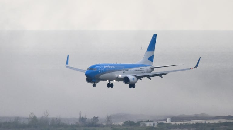 Dos vuelos de Aerolíneas Argentinas fueron desviados a Montevideo tras enfrentar turbulencias. (Foto: AFP/Luis Robayo).