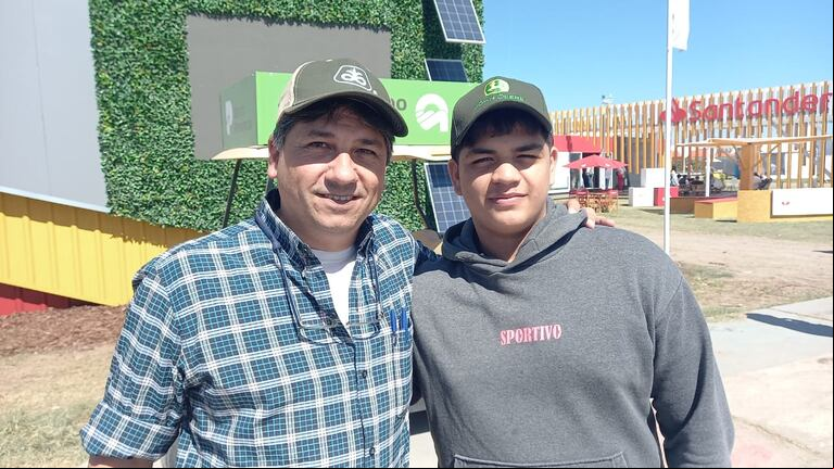 Eduardo Gabuzzi y su hijo en Expoagro. (Foto: TN).