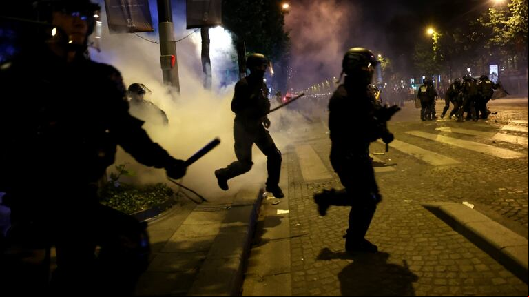 Efectivos de la Policía sa se enfrentan con hinchas del Paris Saint-Germain el sábado por la noche, luego de que el PSG ganara la Liga de Campeones. (Foto: EFE/EPA/CHRISTOPHE PETIT TESSON)
