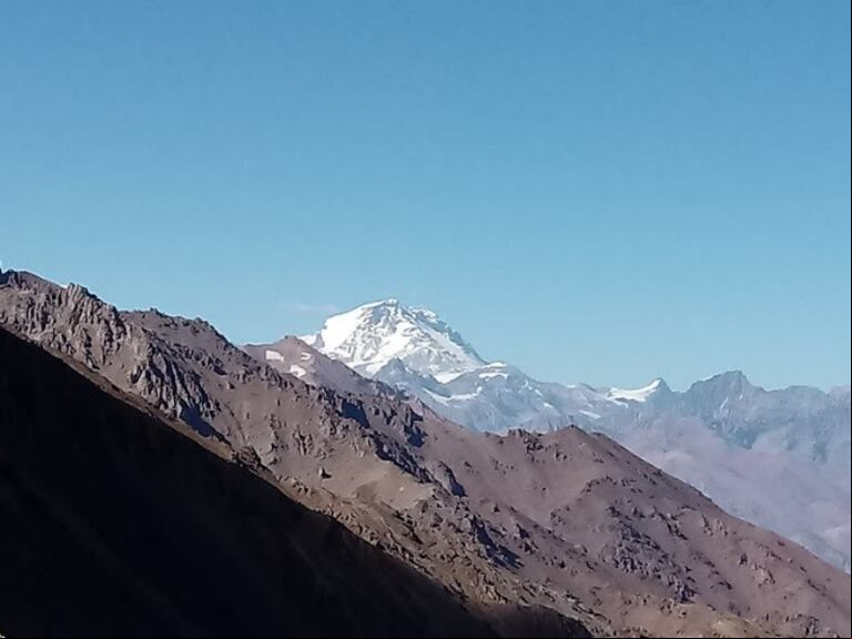 El Aconcagua entre el Paso de los Patos. (Foto: gentileza de Eduardo Lazzari)