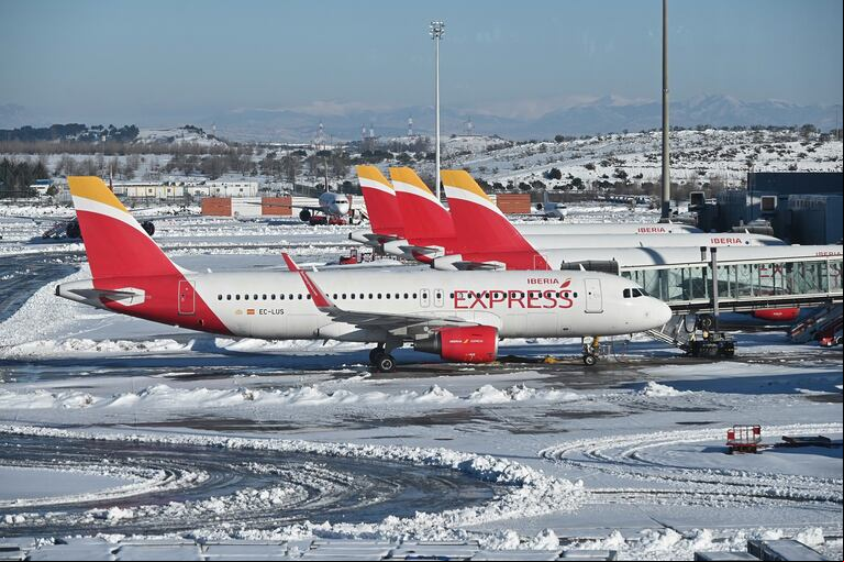 El aeropuerto Adolfo Suárez Madrid-Barajas en Madrid tuvo que suspender los vuelos por el temporal. (EFE/Fernando Villar).