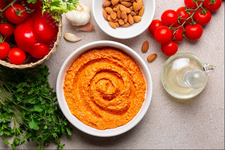 El ajo es uno de los ingredientes base de la salsa romesco junto con los tomates. (Foto: Adobe Stock)