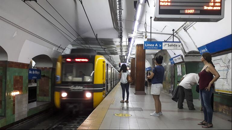 El ajuste total del subte será del 43% en dos etapas, la primera en marzo y la segunda en abril o mayo. (Foto: NA)