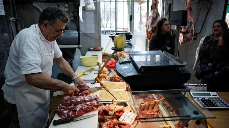 El ancla electoral del Gobierno es haber combatido la inflación, pero también es cierto que el índice abandonó la curva descendente. (Foto: REUTERS/Agustin Marcarian)