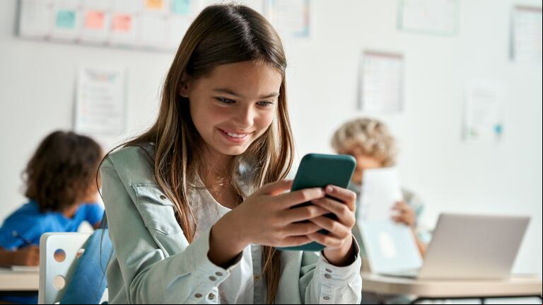 El año pasado, Instagram lanzó los perfiles para adolescentes: tienen protecciones de contenido y límites de uso. (Foto: Adobe Stock)