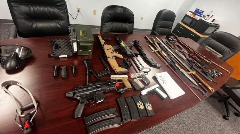 El arsenal de armas que tenía el menor en su domicilio. (Foto: gentileza NY Post)