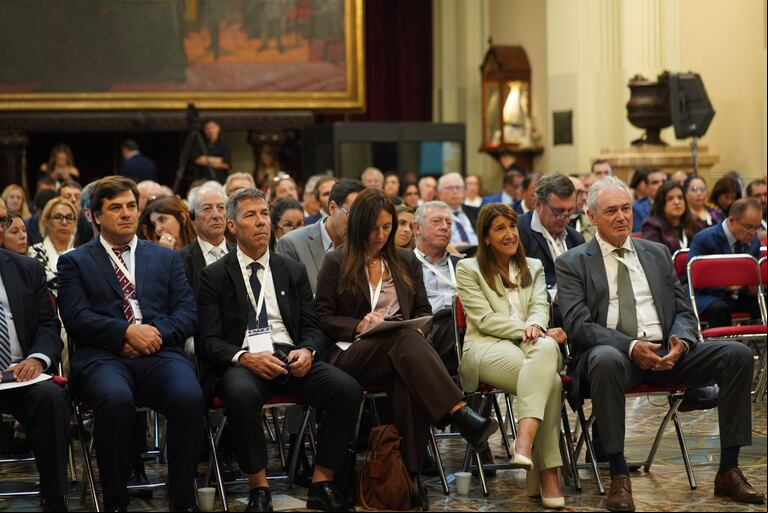 El auditorio escuchó con atención a cada disertante, captando las propuestas para fortalecer la agenda agropecuaria regional. (Foto: Fundación Barbechando).