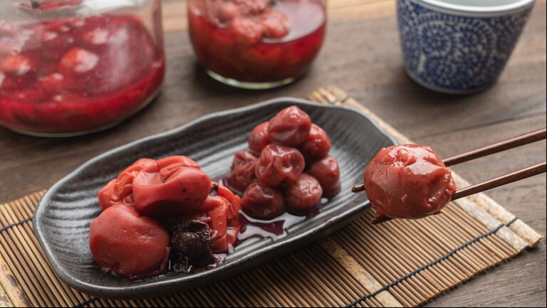 El bainiku-ekisu, un concentrado de jugo de ciruela japonesa. (Foto: Adobe Stock)