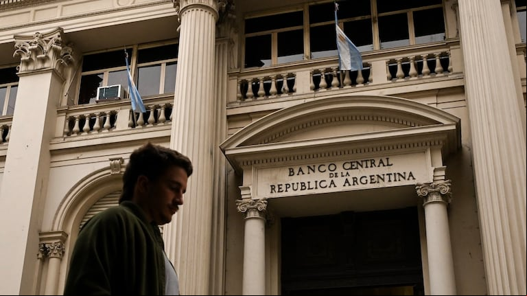 El Banco Central ajustó el cepo para las empresas. (Foto: Luis Robayo/AFP).