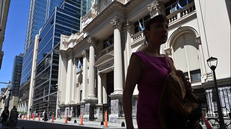 El Banco Central bajó a 40% la tasa de referencia, lo que equivale a un rendimiento mensual de 3,3%. (Foto: Victoria Gesualdi/Télam).