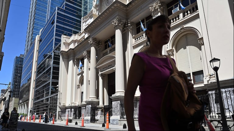 El Banco Central interviene con reservas en el dólar financiero para mantener acotada la brecha cambiaria. (Foto: Victoria Gesualdi/Télam).