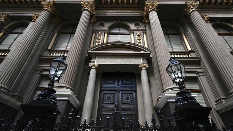 El Banco Central puede demorar más de un año en aprobar una nueva licencia bancaria. (Foto: AFP / Luis Robayo).
