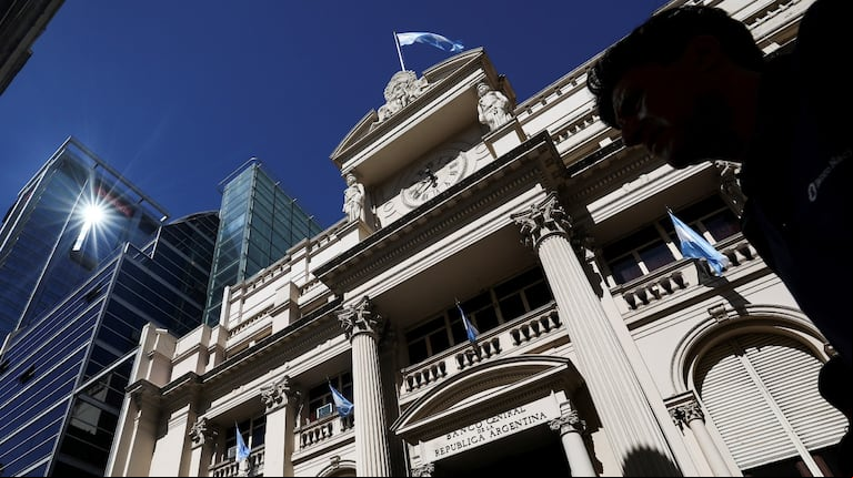 El Banco Central también tomó medidas para facilitar el movimiento de los capitales extranjeros que inviertan en el nuevo bono. (Foto: REUTERS/Agustin Marcarian)