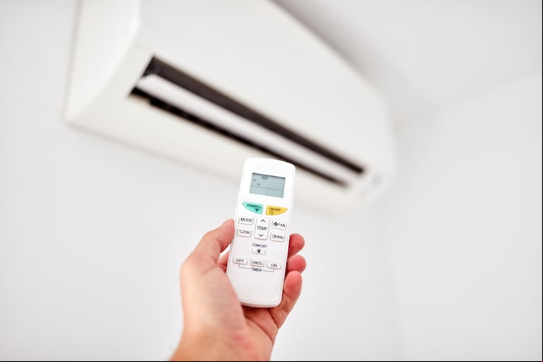 El botón secreto es muy útil en caso de que el control remoto se rompa o se quede sin pilas. (Foto: Adobe Stock).