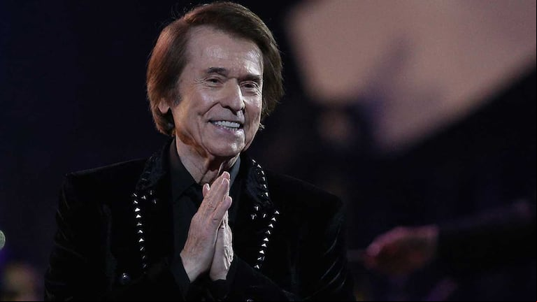 El cantante español se recuperó y planifica una gira (Foto: Claudio REYES / AFP)