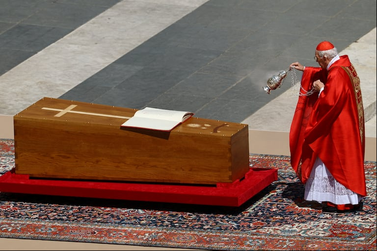 El cardenal Giovanni Battista Re bendice el ataíd de Francisco. (Foto: REUTERS/Kai Pfaffenbach).
