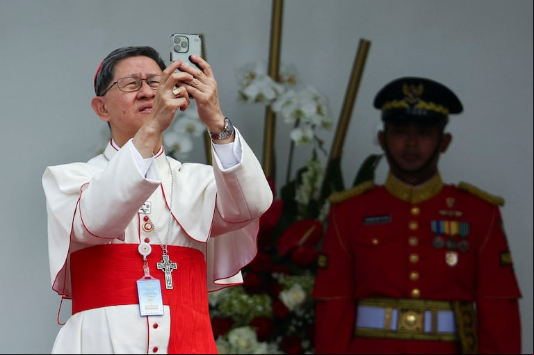 El cardenal Luis Antonio Tagle se saca una selfie durante el viaje de Francisco a Indonesia en septiembre de 2024 (Foto: Reuters)