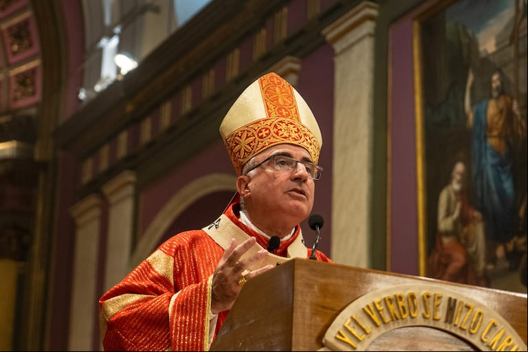 El cardenal uruguayo Daniel Sturla habla durante una misa en homenaje al papa Francisco en la Catedral de Montevideo (Foto: EFE)