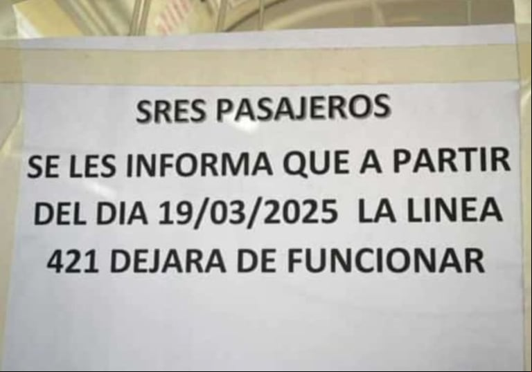 El cartel que apareció pegado en las terminales y las unidades del 421. (Foto: X/@CiudadDeBondis)