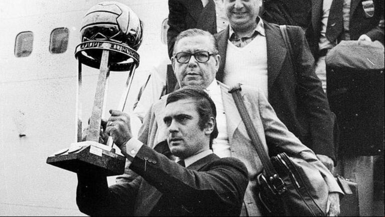 El Chapa Suñé llega a Buenos Aires con la Copa del Mundo en sus manos, tras la hazaña en Alemania. Detrás, el Puma Armando, presidente del club, y todo el plantel Xeneize, que contaba con un puntero que es el ídolo de Claudio Caniggia: el mendocino Darío Luis Felman. (Foto: Twitter Boca Juniors Oficial)
