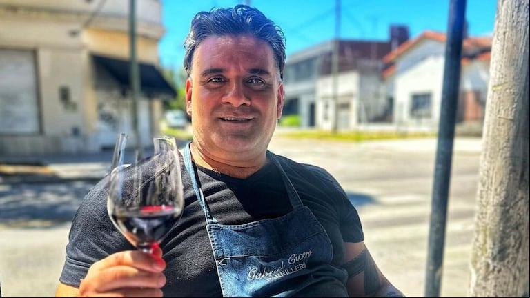 El chef Gabriel Cicero tiene su propia parrilla en Bernal. (Foto: laconocidaparrilla).