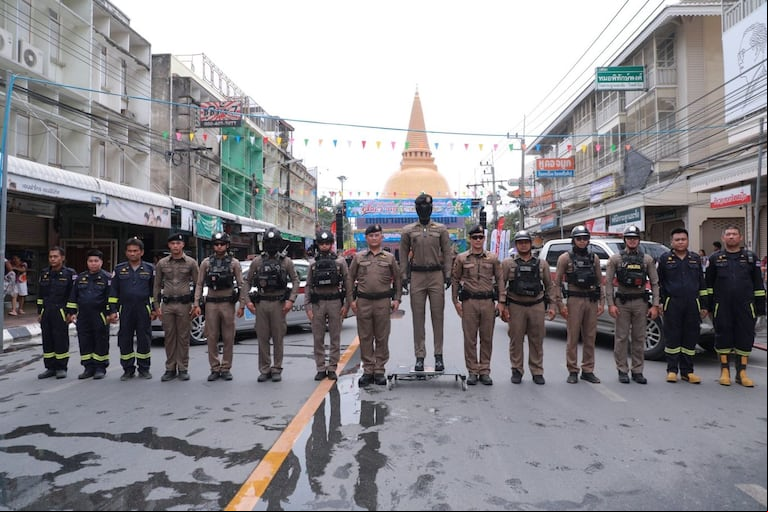 El cíborg, entre sus colegas de carne y hueso. (Foto: Real Policía de Tailandia)