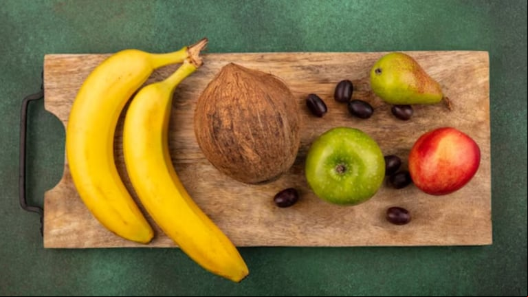 El coco es la fruta con más aporte calórico y una de las que más proteínas brinda. Foto: Freepik