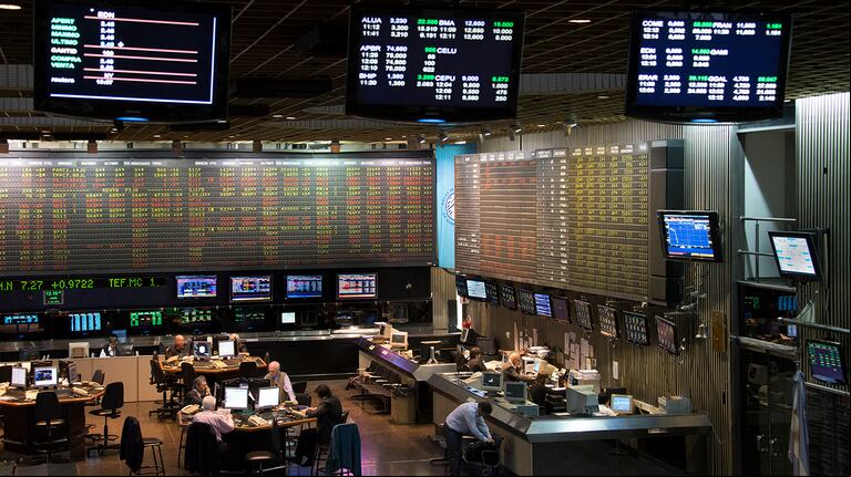 El contado con liquidación y el dólar Mep son tipos de cambio implícitos en la cotización de los bonos y acciones. (Foto: Carlos Villoldo/BCBA).