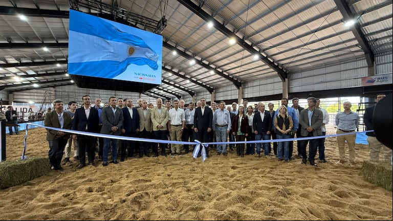 El corte de cintas marcó la inauguración oficial de Las Nacionales, con la participación de autoridades, dirigentes del agro y referentes de las asociaciones de razas. (Foto: Expoagro).