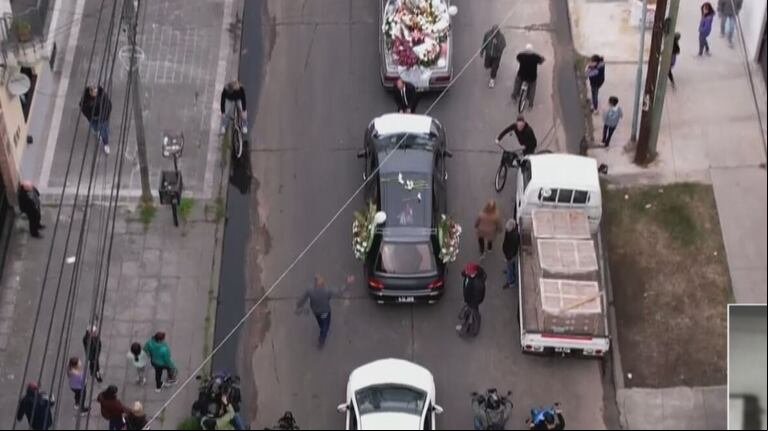 El cortejo fúnebre de Morena Domínguez pasó por la puerta de la escuela. (Foto: TN).