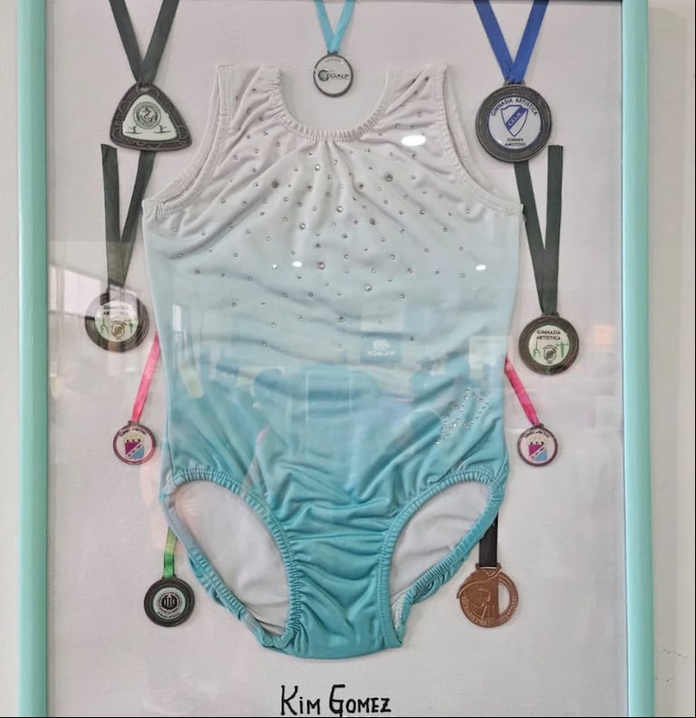 El cuadro en honor a Kim Gómez que colgaron en el salón del club en donde hacía gimnasia artística. (Foto: Instagram/@marcos.gomezz91).