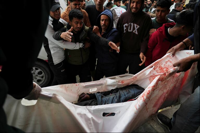 El cuerpo de un palestino llega al hospital Deir al-Balah, en Gaza (Foto: AP)