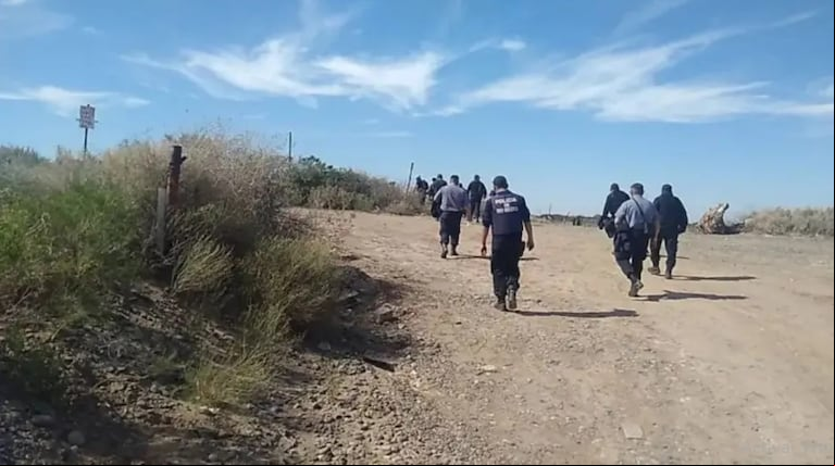 El cuerpo fue hallado en una zona de bardas al norte de General Roca. (Foto: gentileza diario Río Negro).