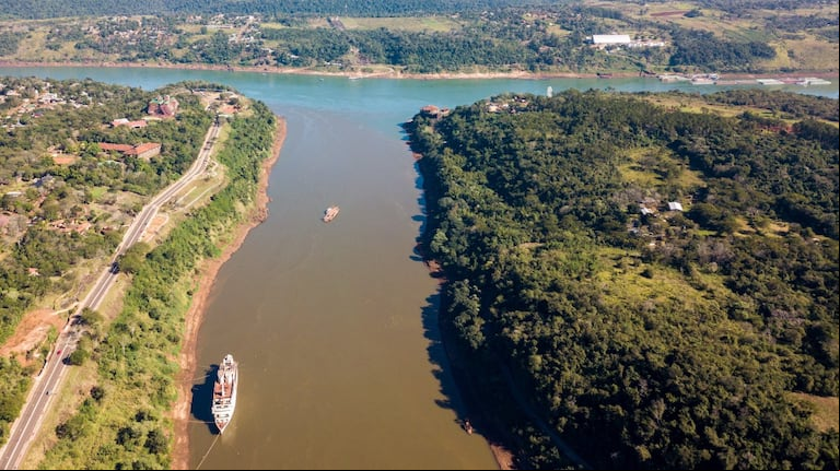 El cuerpo que encontraron en el Río Paraná a la altura del Puerto Iguazú recibió más de 30 de puñaladas con arma blanca. (Foto: Adobe Stock)