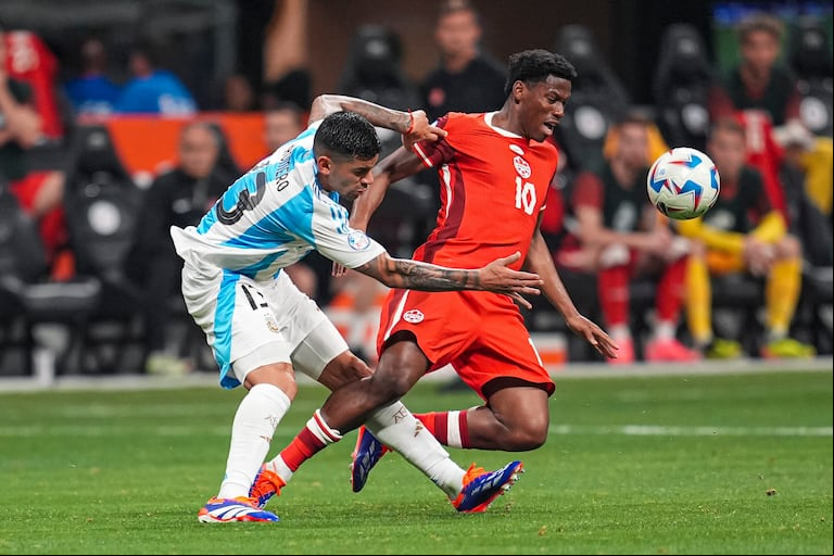 El Cuti no anda con vueltas para ir a disputar la pelota. Se tiene una confianza ciega y sabe que en el mano a mano es muy difícil que pierda. (Foto: Dale Zanine-USA TODAY Sports).