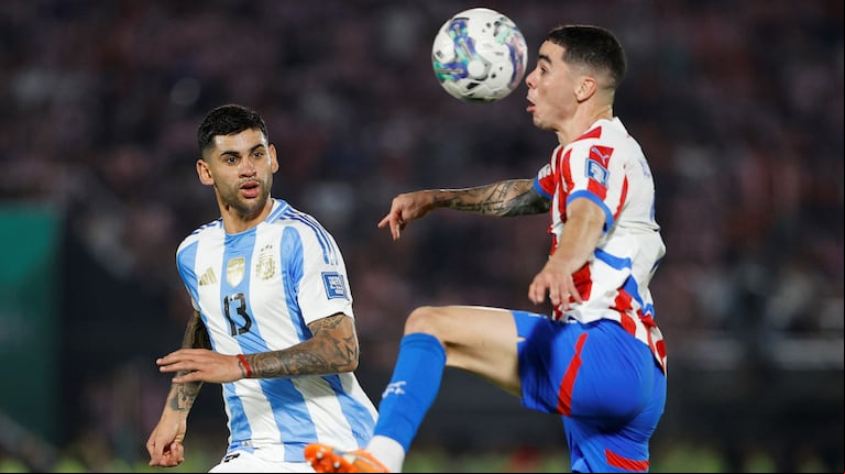 El Cuti Romero tuvo que salir en el partido ante Paraguay y genera preocupación (Foto: EFE)