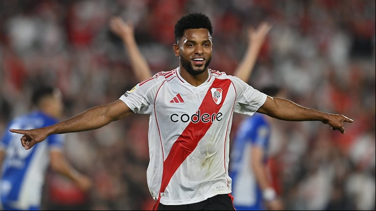 El delantero colombiano sorprendió a los hinchas millonarios con el diseño de su pileta. (Foto: Prensa River Plate)